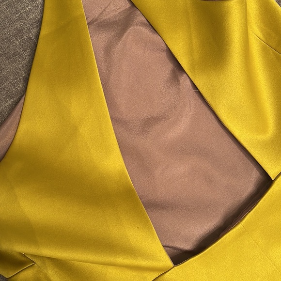 Very delicate and soft one shoulder dress - Picture 3 of 10